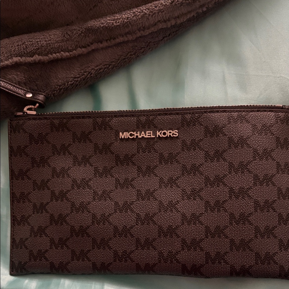 Michael Kors Logo Pouch